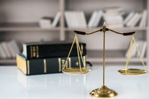 Hos Brandt-Madsen Advokatfirma Randers. Hvor man ser lovbøger Hos Brandt-Madsen Advokatfirma Randers. Hvor man ser lovbøger