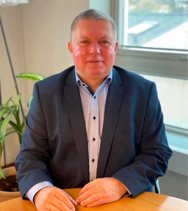 Henrik fra Brandt-Madsen Advokatfirma Randers. Sidder ved et bord.